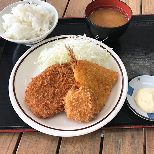 三種のフライ盛り定食